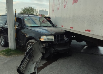 Choca camioneta contra tráiler