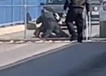 Migrante intenta cruzar a la fuerza el Puente 1 y lo detiene la policía