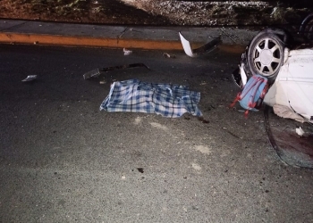 Niño pierde la vida y tres personas resultan heridas en impactante volcadura