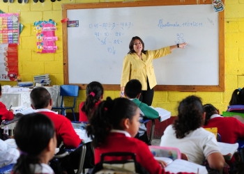 Presidente analiza elevar a rango constitucional salario de maestras y maestros