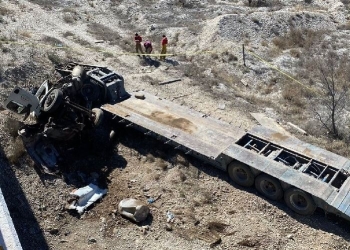 Cae tráiler de un puente y chofer pierde la vida