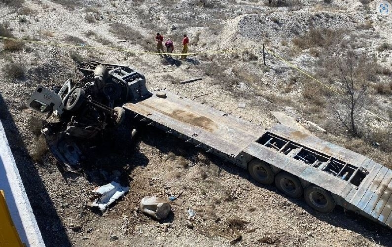 Cae tráiler de un puente y chofer pierde la vida