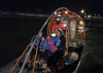 Grupo Beta y autoridades rescatan a 11 migrantes en el río Bravo