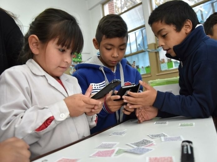 Propuesta legislativa en Coahuila busca regular el uso de celulares en escuelas para respetar derechos humanos de alumnos