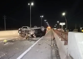 Vuelca en su Tahoe sobre el puente de la cervecera
