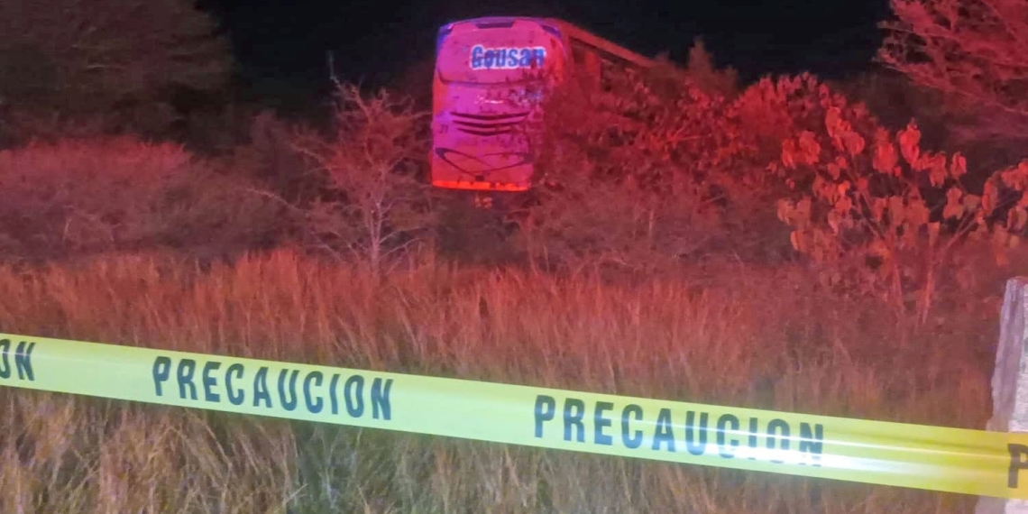 Choque entre autobús y tráiler deja 2 muertos y 45 heridos