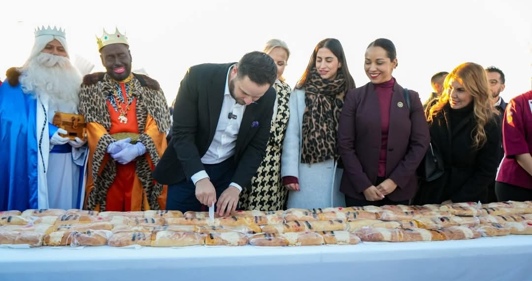 Nigropetenses celebran Día de Reyes con mega rosca encabezada por el alcalde Jacobo Rodríguez