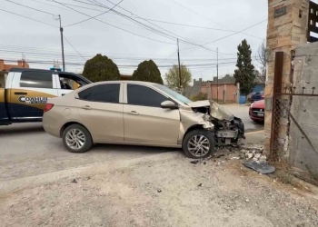 Conductora dormita al volante y choca contra una iglesia