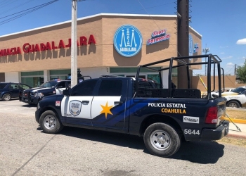 Atrapan a dos farderas de Monclova robando en farmacia de Piedras Negras