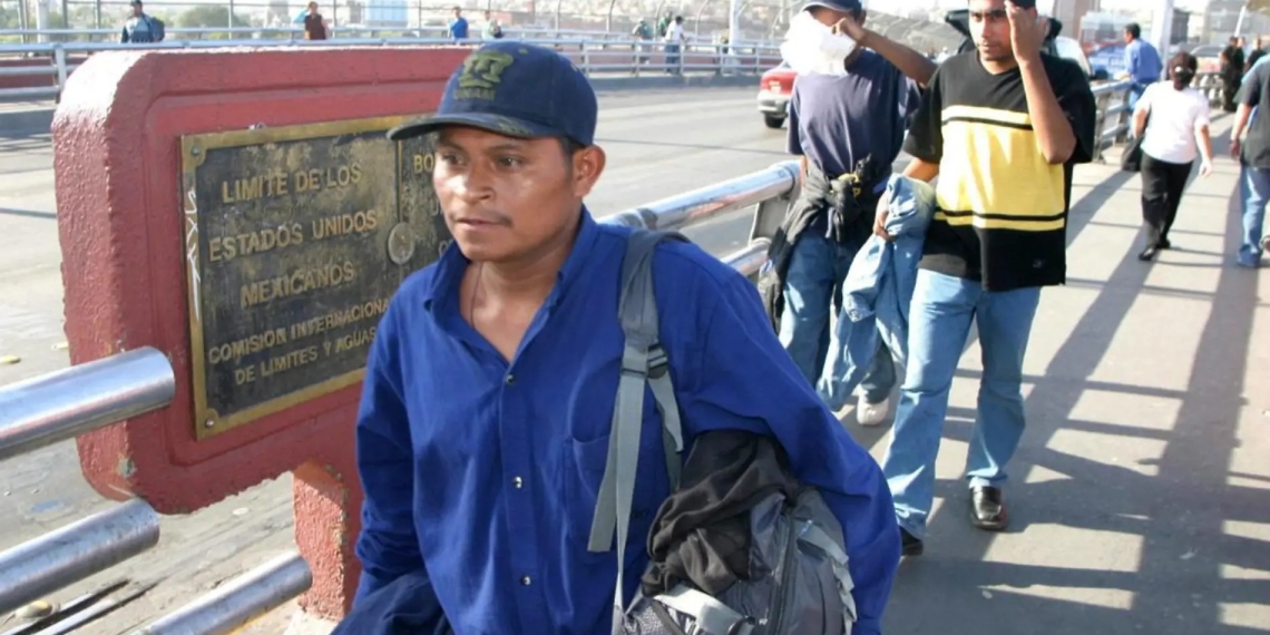 Mexicanos repatriados de Estados Unidos recibirán tarjeta con dos mil pesos