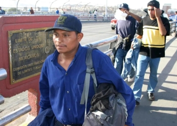 Mexicanos repatriados de Estados Unidos recibirán tarjeta con dos mil pesos