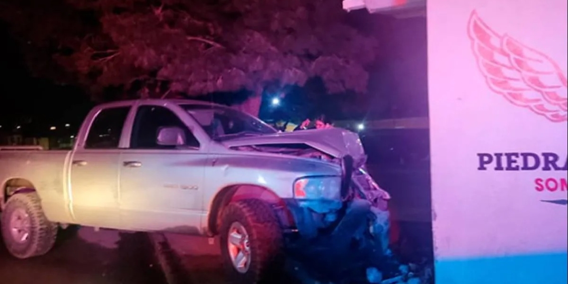 Conductor pierde el control y choca contra gradas en plaza pública
