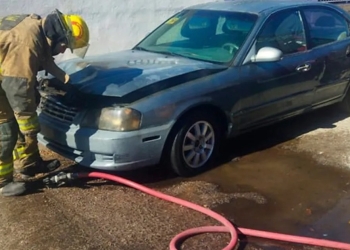 Incendio en automóvil por falla eléctrica en colonia Ácoros
