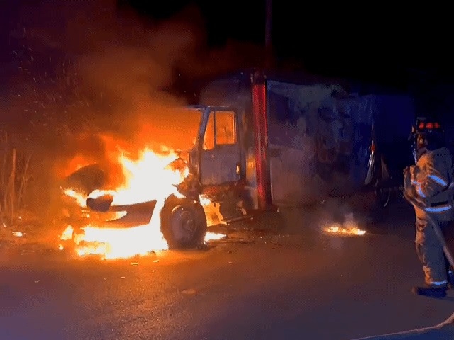 Camión de Reparto en Llamas: Incendio Consuma Vehículo Cerca de Ciudad Acuña