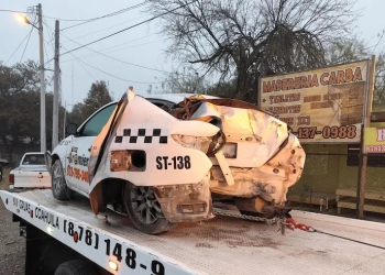 Accidente en la carretera 57 deja un taxi destruido y al conductor hospitalizado
