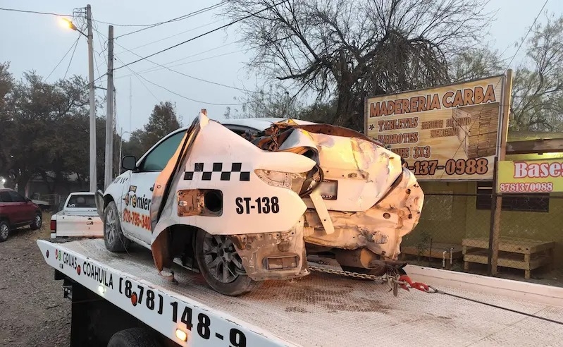 Accidente en la carretera 57 deja un taxi destruido y al conductor hospitalizado