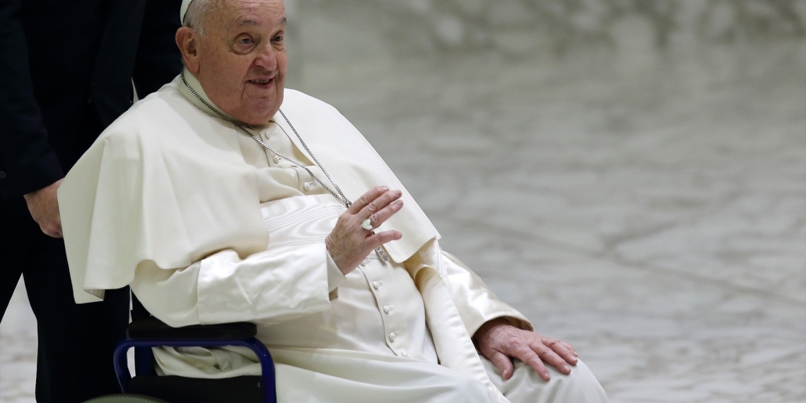 El Vaticano informa que el papa Francisco tiene neumonía bilateral