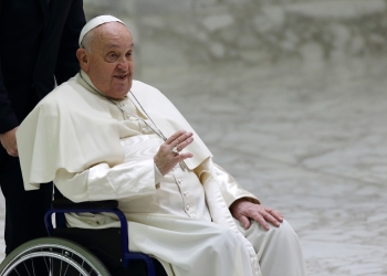El Vaticano informa que el papa Francisco tiene neumonía bilateral