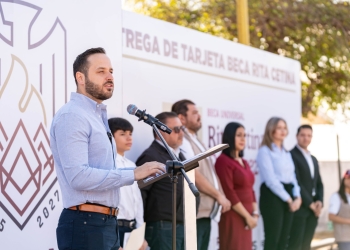 Entregan Becas Rita Cetina en la secundaria Niños Héroes