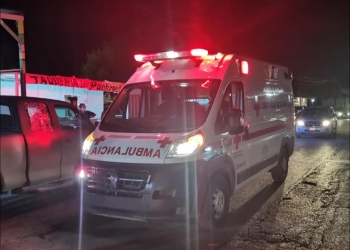 Niño cae de gradas en parque durante la noche y termina hospitalizado
