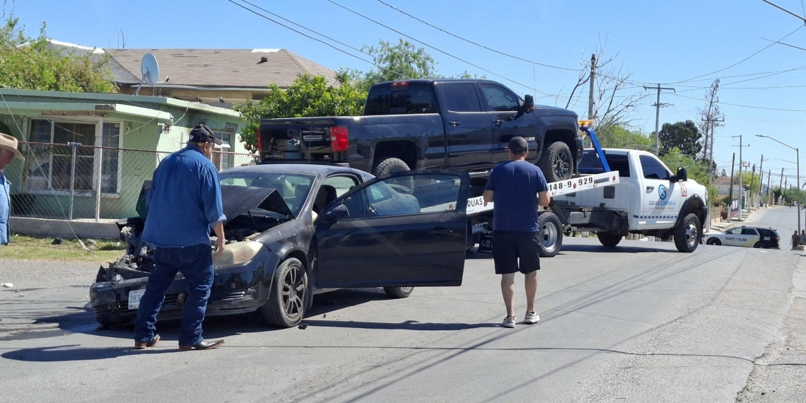 Choque entre auto y pickup deja lesionados y vehículo destrozado en la colonia Hidalgo