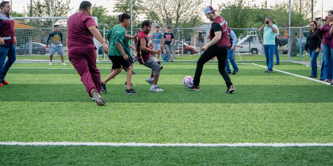 Jacobo Rodríguez entrega cancha de fútbol y plaza con partido entre jóvenes y autoridades municipales